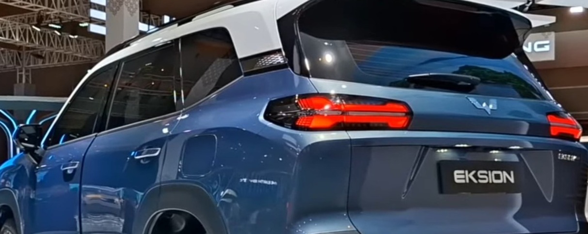 LED Tail Lights: Stylish rear signature lighting